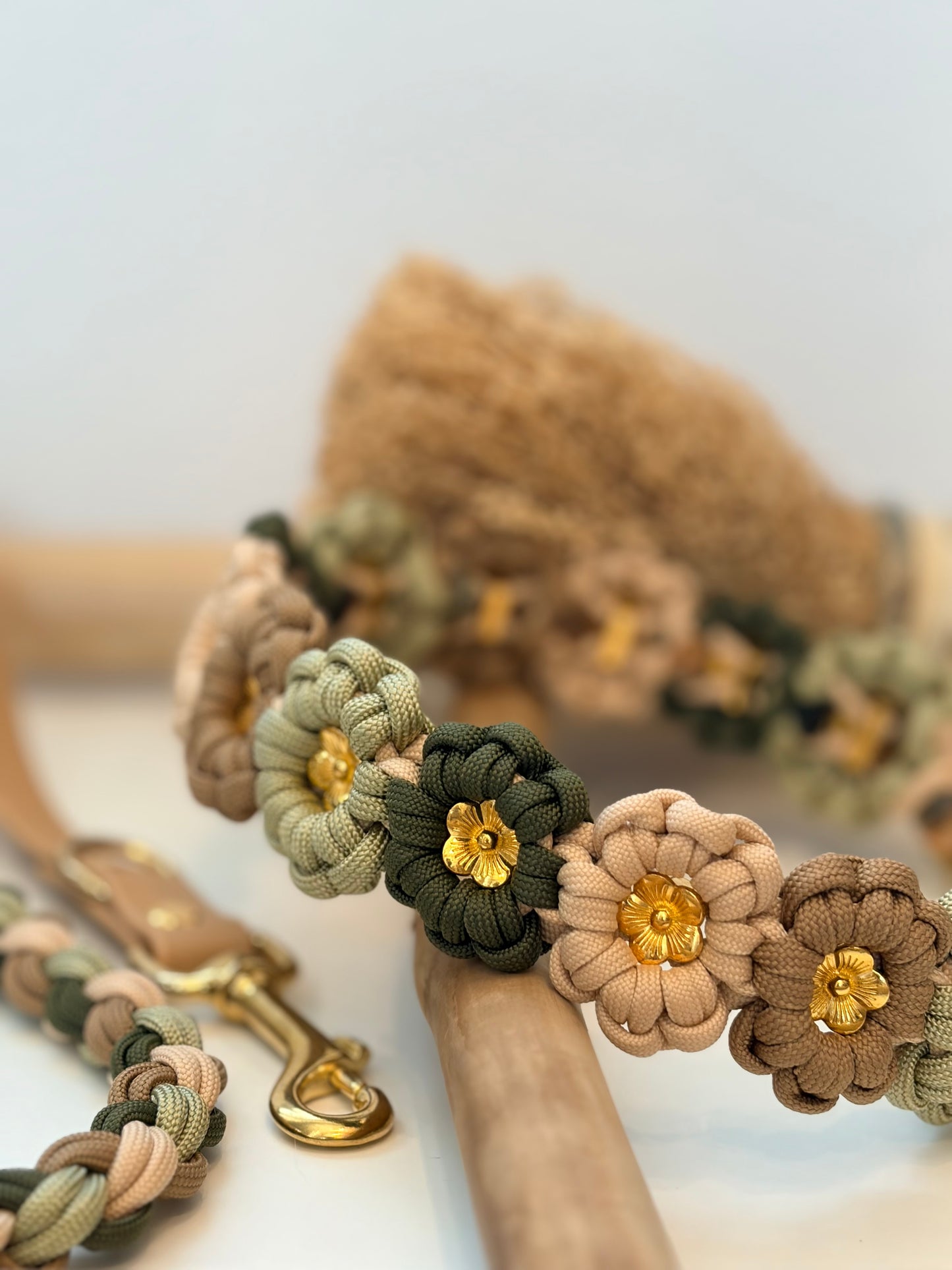 Paracord Halsband "Flora" in der Farbkombi "Sage Royal"